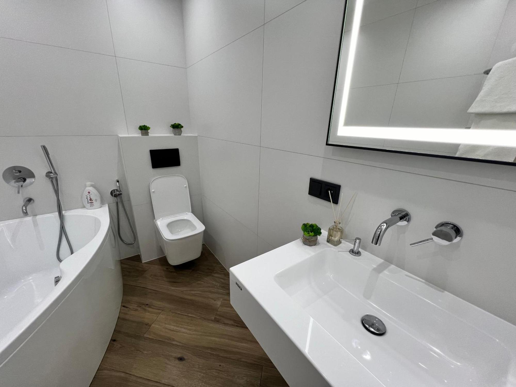 Люкс Апартаменти Район Автовокзалу В Жкарена Та Жк Great House Поблизу Обласноі Лікарні Riwne Exterior foto